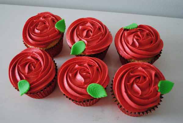 Red rose Valentines cupcakes