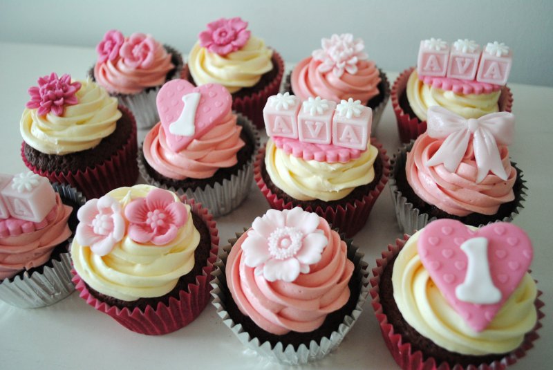 First birthday flower and hearts cupcakes
