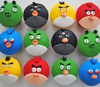 Angry bird cupcakes