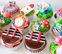Alice in wonderland mad hatter cupcakes