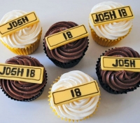 18th-birthday-cupcakes