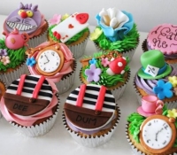 Alice in wonderland mad hatter cupcakes